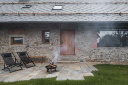 Nejstarší jsou  z kamene a cihel. (Rekonstrukce rodinného domu na Šumavě, Archport)