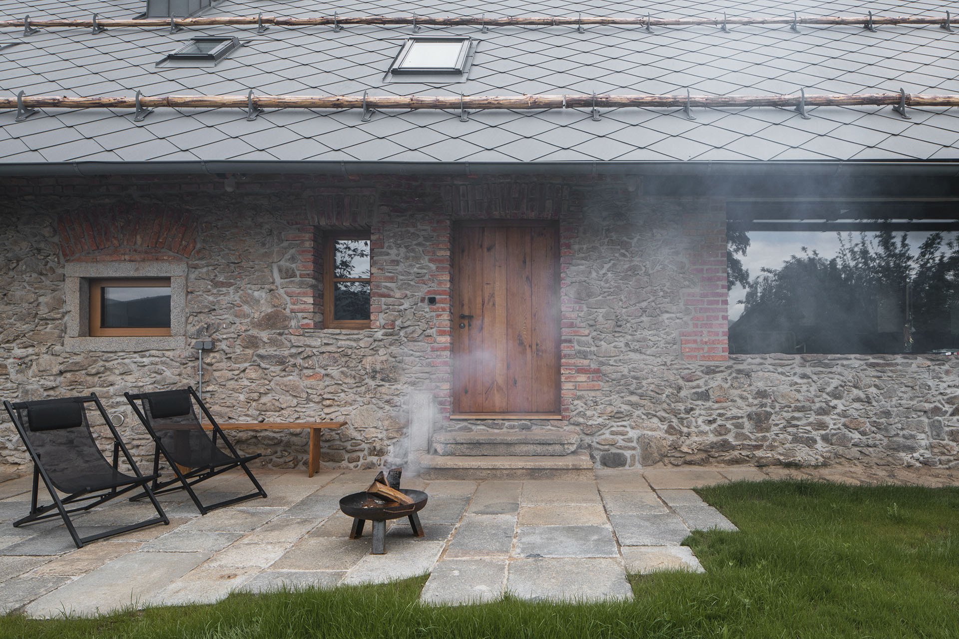 Nejstarší jsou  z kamene a cihel. (Rekonstrukce rodinného domu na Šumavě, Archport)