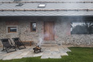 Nejstarší jsou  z kamene a cihel. (Rekonstrukce rodinného domu na Šumavě, Archport)