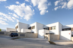 Jejich uspořádání sleduje morfologii terénu, čímž vzniká přirozeně působící obytný soubor. (Obytný soubor Dolina v Lysolajích, knesl kynčl architekti)