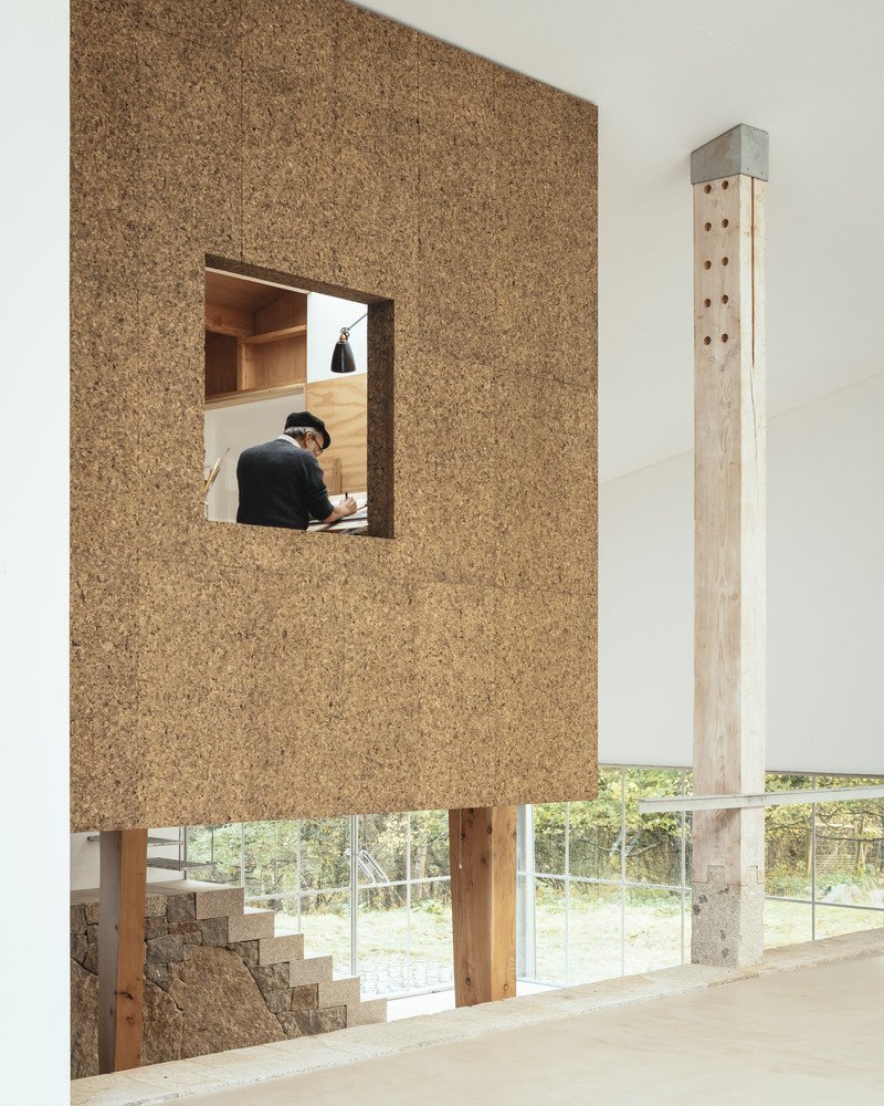 Stodola proměněná v sochařský ateliér od architekta Thomase Randall-Page
