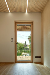 Chodba vede až na terasu. (Dům ve Vraném nad Vltavou, 0,5 Studio)