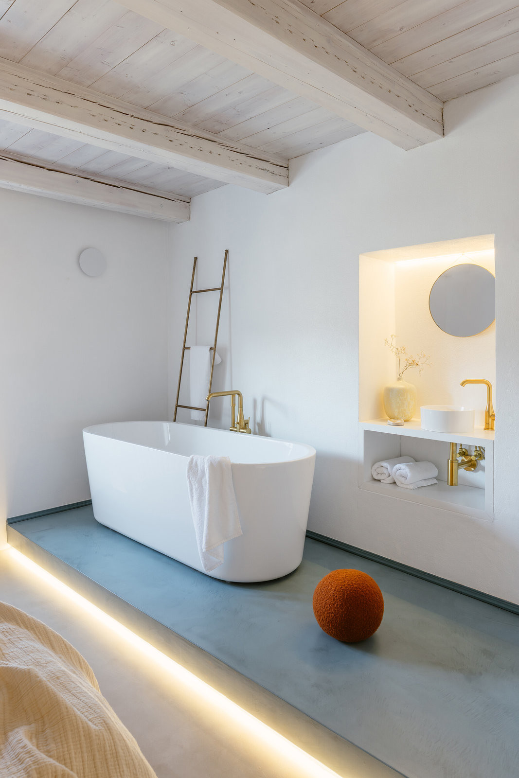 Pohled do apartmánu L (Nový penzion v Českém Krumlově; Tereza Komárková (Architéka), Lucie Němcová)