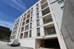 Novostavba bytového domu Zelený dvor citlivě doplňuje historickou strukturu Starého Mesta a přináší moderní městské bydlení ve vnitrobloku.