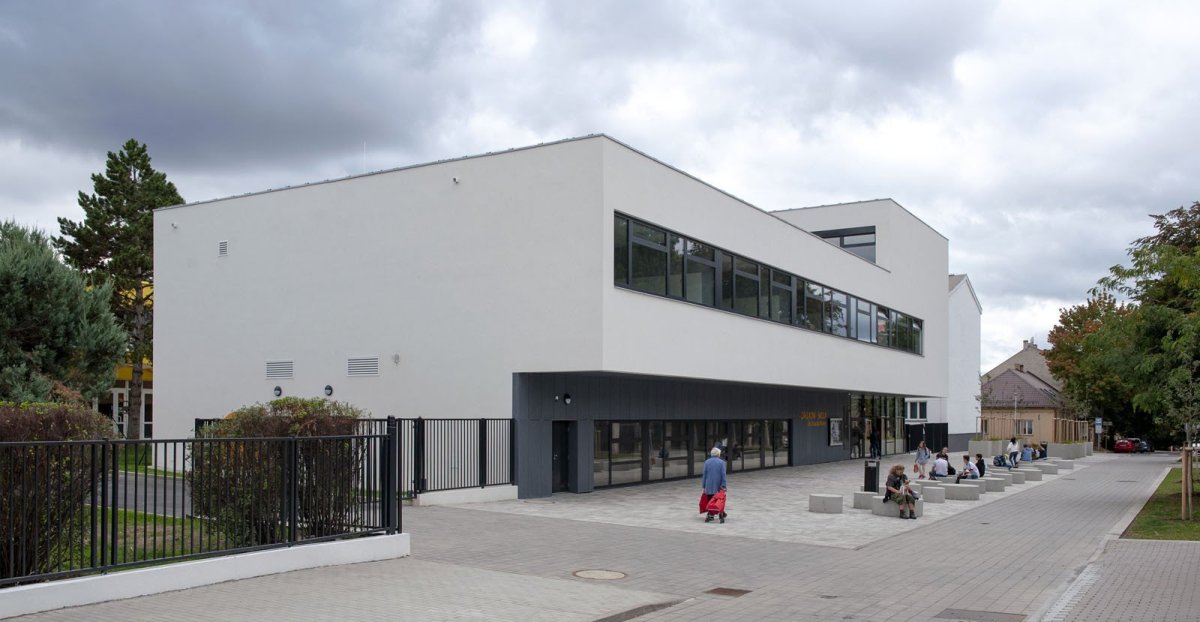 Přístavba ZŠ DR. E. Beneše, Med Pavlík architekti - foto