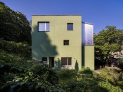 Dům dostal škrábanou omítku v barvě mechu. (AOC architekti, rezidence Zelený dům)
