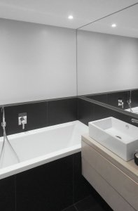 S černými obklady v koupelně jsme příliš neplýtvali. Studio ČTYŘI STĚNY, Rekonstrukce bytu v Krči - foto
