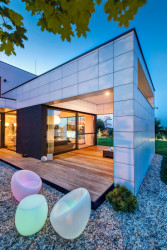 Ateliér MOLNÁR-PERÁČEK navrhli nízkoenergetická rodinný dům u Prahy