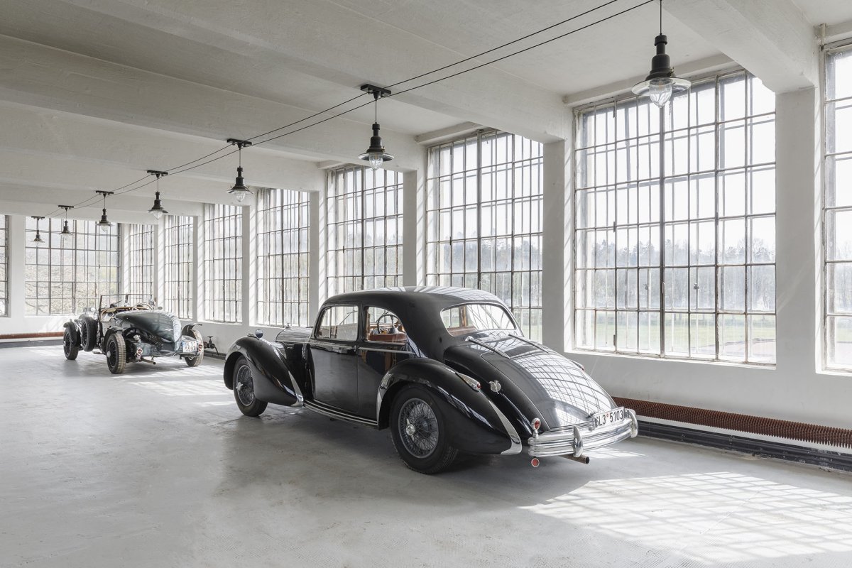 Areál továrny byl založen ve 30. letech 19. století, v čase se rozšiřoval a modernizoval. V roce 1911 k němu bylo přistavěno křídlo z železobetonu s parapetními vyzdívkami a velkými ocelovými okny. (Muzeum starých strojů a technologií v Žamberku, Ateliéru Walter)