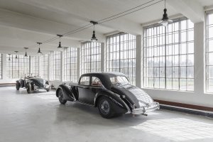 Areál továrny byl založen ve 30. letech 19. století, v čase se rozšiřoval a modernizoval. V roce 1911 k němu bylo přistavěno křídlo z železobetonu s parapetními vyzdívkami a velkými ocelovými okny. (Muzeum starých strojů a technologií v Žamberku, Ateliéru Walter)
