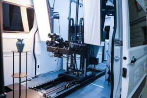 Mobilní digitalizační stanice Archa III vyslaná na Ukrajinu umožňuje přímo v terénu vytvářet detailní 3D záznamy ohrožených památek a sbírkových předmětů. (Archa III; Národní muzeum)