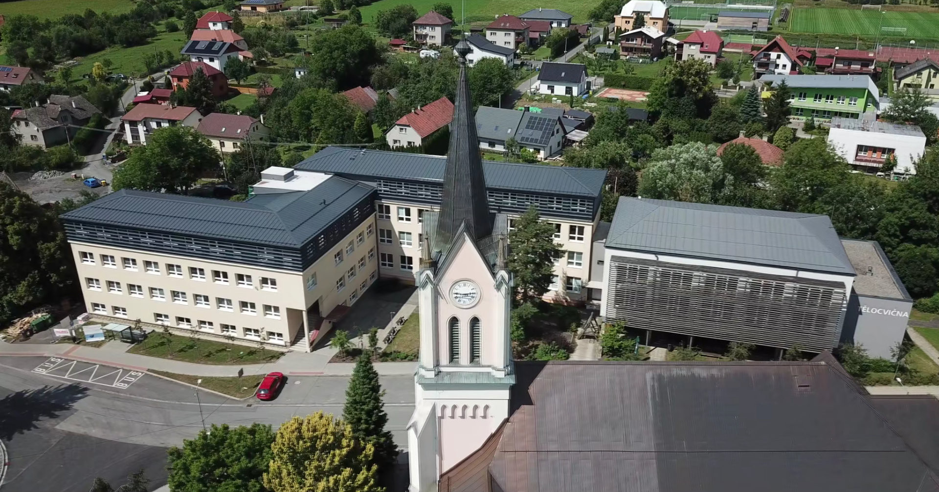 Nástavba základní školy Vidče vyřešila nedostatek prostor pro výuku. Pracuje s kontrastem mezi tmavou současnou vrstvou a původní světlou fasádou z 80. let.