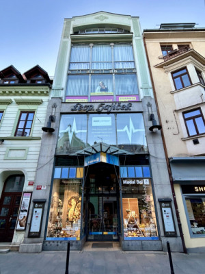 Obchodní dům L. Hájíčka od Jana Šuly patřil na počátku 20. století k architektonicky nejpokrokovějším stavbám v Českých Budějovicích. Charakteristické je jeho průčelí a způsob, jakým architekt pracoval se železnou konstrukcí.