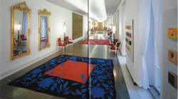 Pohled ze široké chodby