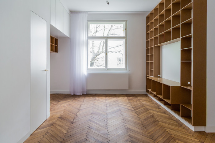 Byt je po rekonstrukci jako nepomalované „bílo-hnědé plátno“ - zatím je totiž určený k pronájmu. (Rekonstrukce bytu v Praze, BY architects)