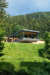 Přístavba hotelu U Holubů v Čeladné z dílny Kamil Mrva Architects