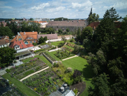 Největší část areálu je dnes veřejnou ukázkovou zahradou. (Krafferova zahrada v Jindřichově Hradci od matěj šebek architekti a Ateliér Za Mák)