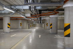 Najdeme tu první výtahovou šachtu ze dřeva - ve dvou domech. V ostatních jsou šachty betonové a také podzemí je z betonu. Dřevo začíná čtvrt metru nad zemí.