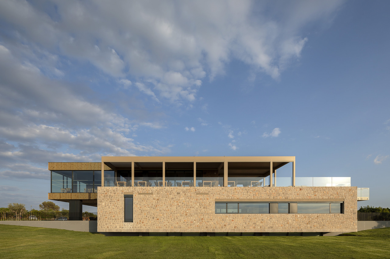 Studio L. Z. Atelier realizovalo moderní golfový klub v Řecku, který zdobí nábytek světových značek