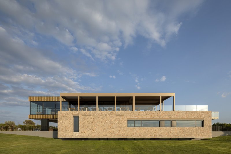 Studio L. Z. Atelier realizovalo moderní golfový klub v Řecku, který zdobí nábytek světových značek
