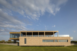 Studio L. Z. Atelier realizovalo moderní golfový klub v Řecku, který zdobí nábytek světových značek