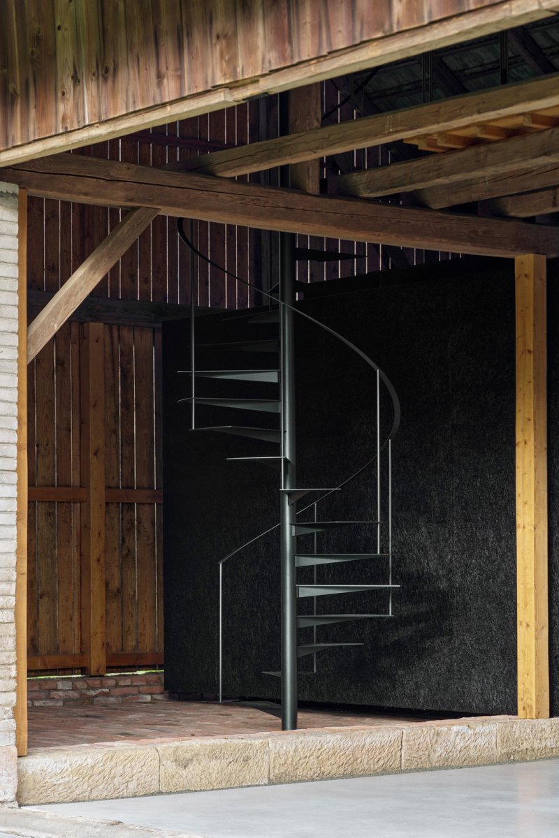 Schodiště (Krabice ve stodole; Facha architekti)