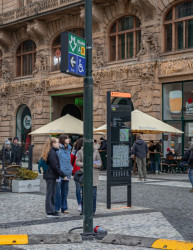 Navigační systém Pražský chodec navrhlo studio Side2 společně s architekty A69. 