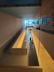 Expozice Slezského muzea jsou propojeny monumentální rampou.