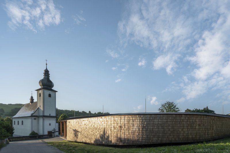Společenský sál farního centra v Lidečku od studia AEIOU
