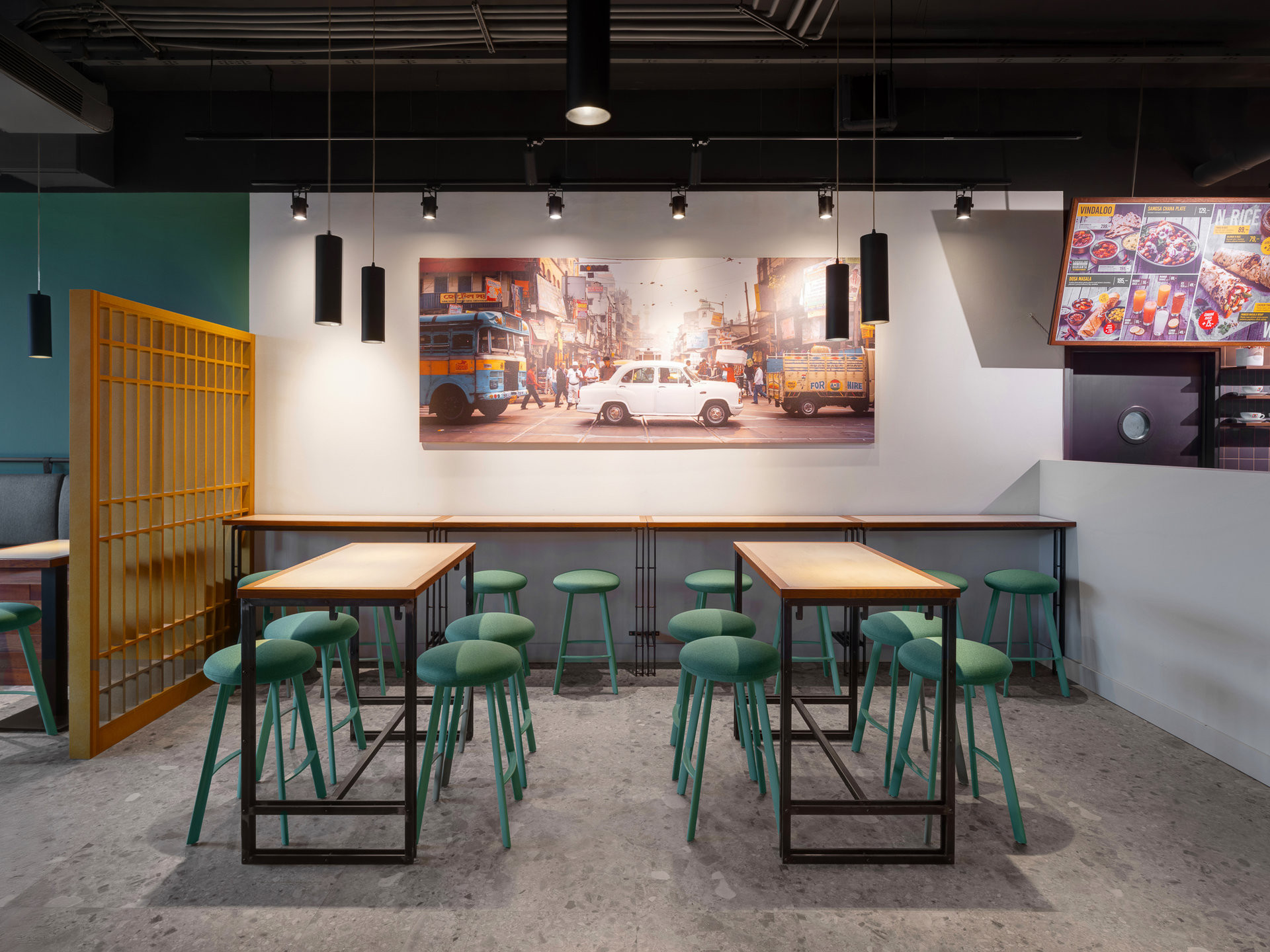 Čalouněné taburety Spot od LD Seating, které ladí nejen barevně, ale i designem. (Bombay Express; Studio archicraft)