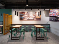 Čalouněné taburety Spot od LD Seating, které ladí nejen barevně, ale i designem. (Bombay Express; Studio archicraft)