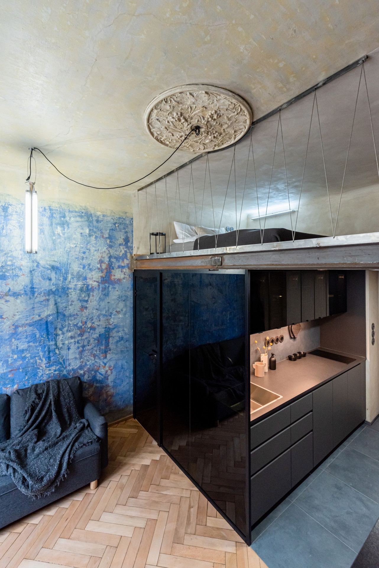 Vršovická dvojčata, Studio Reaktor: "modrák" je oblečený do tmavých odstínů. Modrou doplňují černé doplňky a kouřové sklo