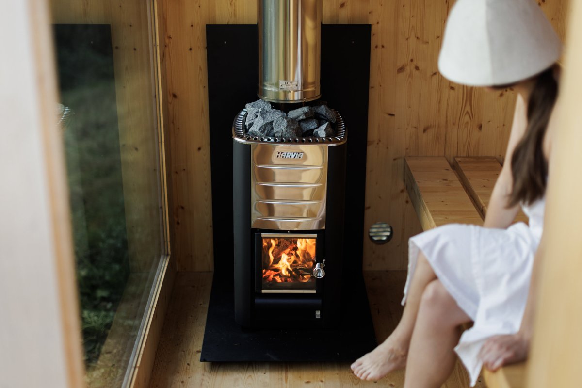 Sauna se vytápí kamny na dřevo. (Chata Bebech, JANSELF STUDIO)