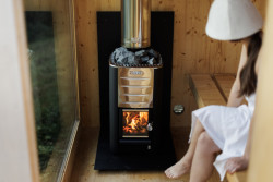 Sauna se vytápí kamny na dřevo. (Chata Bebech, JANSELF STUDIO)