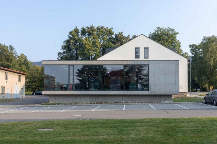 Betonová přístavba pro prodejnu potravin (Kamil Mrva Architects; dodavatel E B stavební společnost)