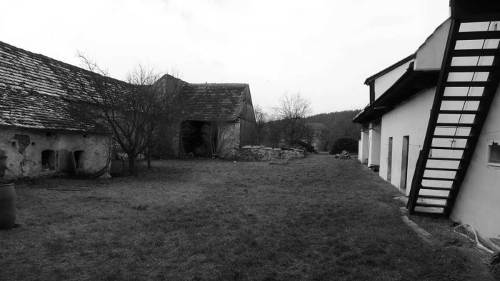 Původní stav fary ve Chvalšinách.