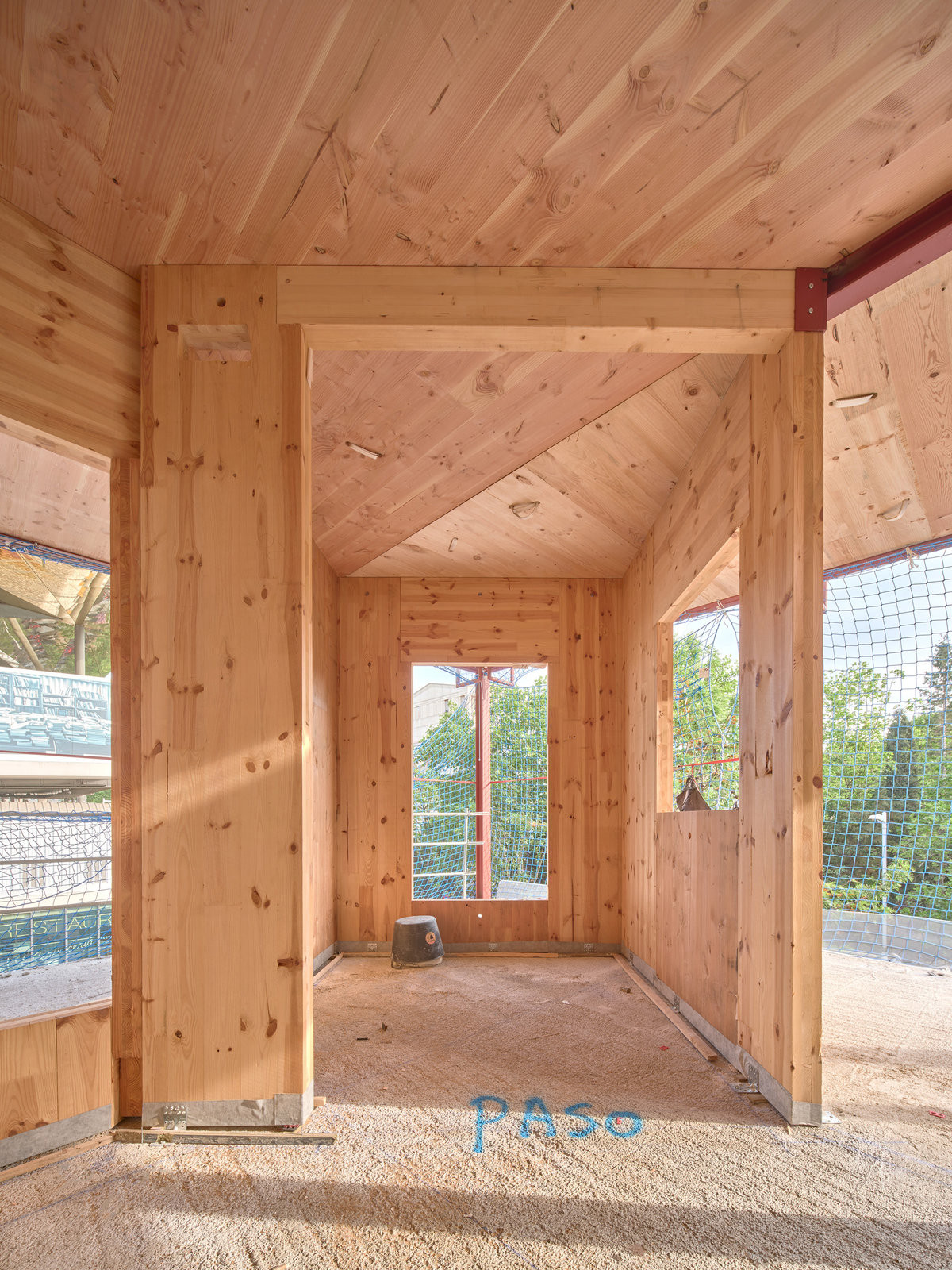 Nosnou konstrukci tvoří CLT panely z křížově lepeného dřeva. (Bytový dům La Comunidad Habitacional v Barceloně; Cierto Estudio)