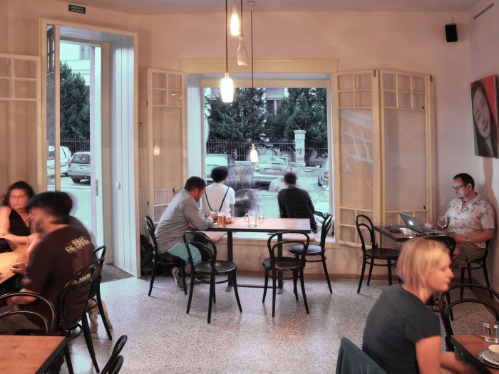 Uhlík architekti, Činžovní dům Letná, Café Lajka – foto