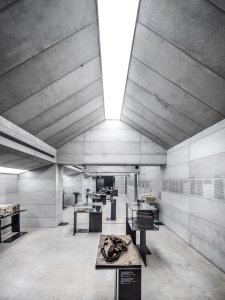 Šépka architekti doplnili Arcidiecézní muzeum Olomouc o nový výstavní betonový sál, který se skrývá v podkroví kapituly