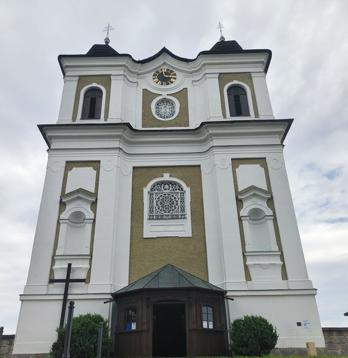 Malá obec Bezděkov nad Metují vyhlašuje soutěž o ztvárnění soch dvou světců sv. Prokopa a sv. Vintíře.