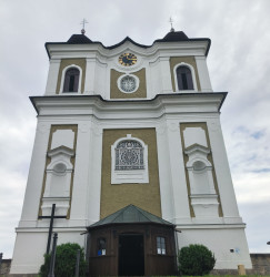 Malá obec Bezděkov nad Metují vyhlašuje soutěž o ztvárnění soch dvou světců sv. Prokopa a sv. Vintíře.