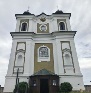 Malá obec Bezděkov nad Metují vyhlašuje soutěž o ztvárnění soch dvou světců sv. Prokopa a sv. Vintíře.