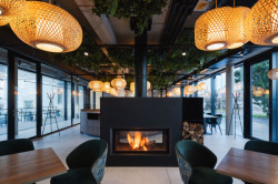 Dominuje masivní krb, designové osvětlení a bar obložený kamenem. (Villa Fitz v Rokycanech, Luni architekti)