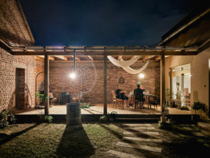 Dříve využívaný chlívek teď funguje jako technické zázemí sousedícího rodinného domu a zároveň malé wellness. (Terasa a zázemí ve stodole; tamti_architekti)