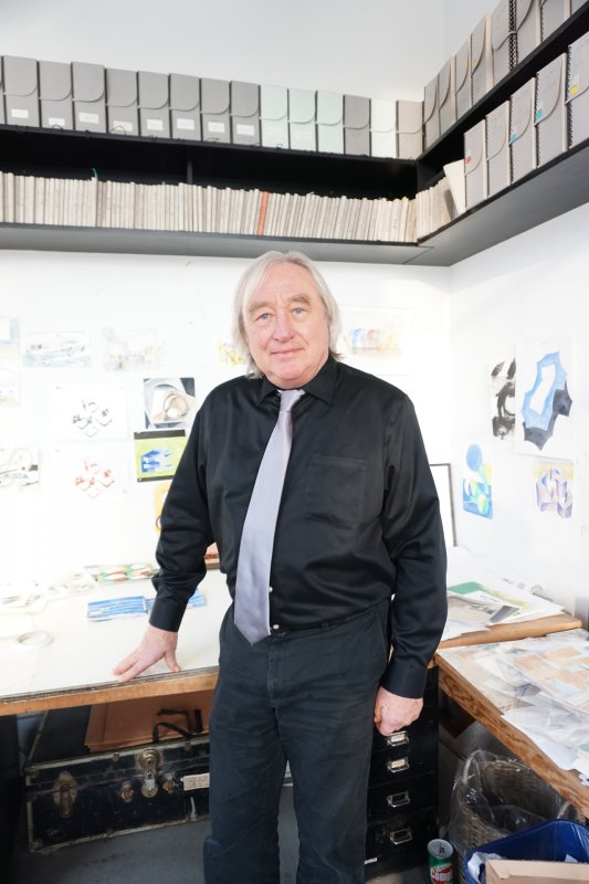 Steven Holl (* 9. prosince 1947) je světoznámý architekt, který roku 1976 otevřel vlastní ateliér v New Yorku. Zdroj: Statutární město Ostrava