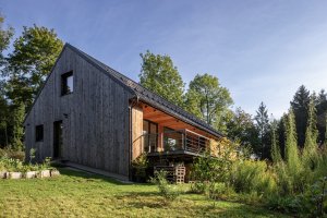 Ze dřeva je i nedávno dokončená novostavba rodinného domu od kanceláře Stempel & Tesař architekti.