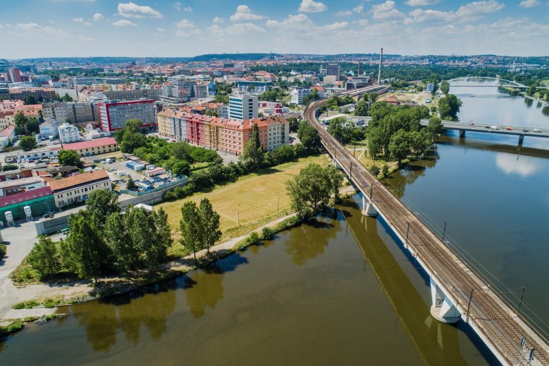V pražských Holešovicích vznikl nový park podle návrhu krajinářského studia YYYY.