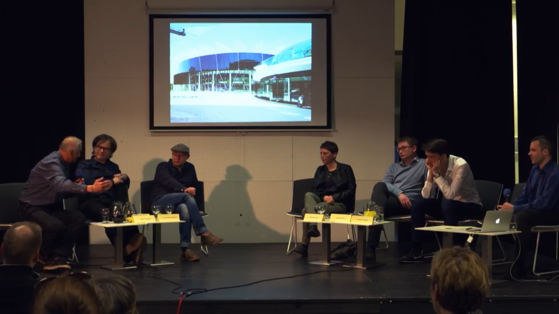 Diskuze Architekti CZ ve Zlíně, zleva David Vávra, Marek Štěpán, Svatopluk Sládeček, Jitka Ressová, Kamil Mrva, Ondřej Chybík a moderátor Jaroslav Sládeček.