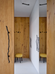 Detail skříní s úchytkami Zlesart (Bee House; Petr Novák)