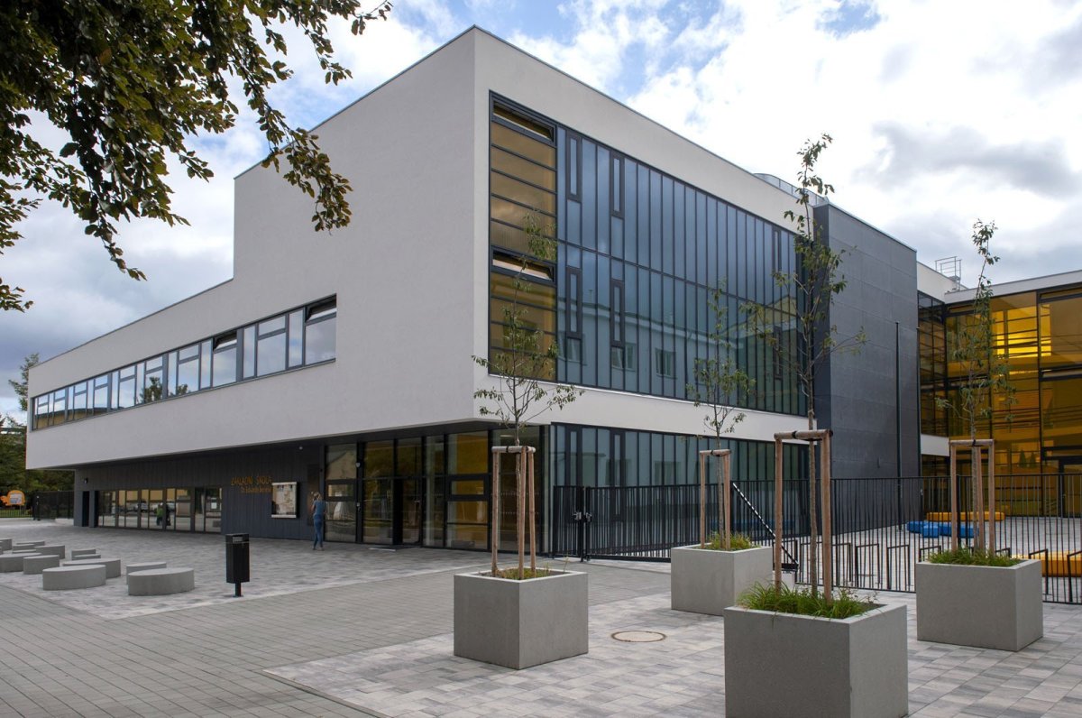 Přístavba ZŠ DR. E. Beneše, Med Pavlík architekti - foto